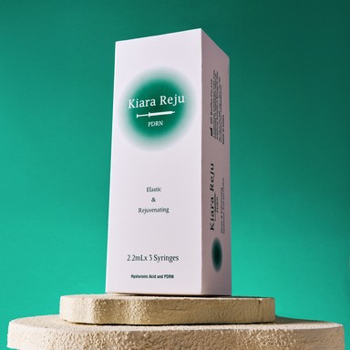 Kiara Reju box located on a green gradient background highlighting the boxes branding